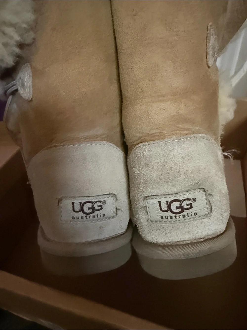 UGG W Bailey Button Boot in Sand/Tan